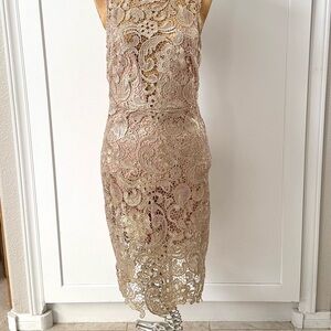Elegant Lace Sleeveless Dress - Gold metalic